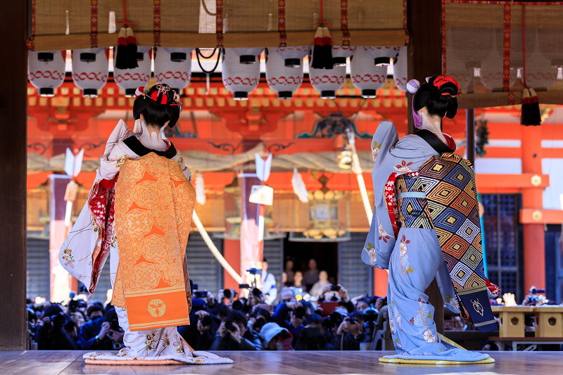 祇園さんの節分祭・舞踊奉納と豆まき（先斗町　もみ香さん、市沙登さん）_f0155048_0414517.jpg