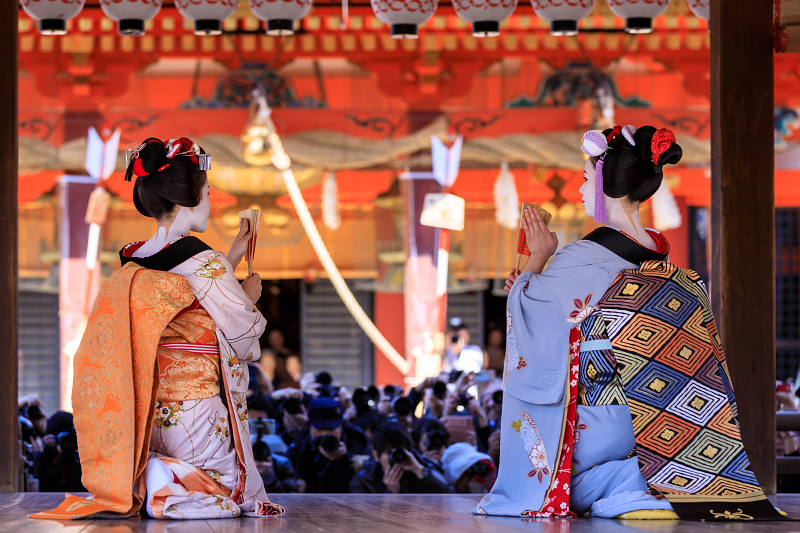 祇園さんの節分祭・舞踊奉納と豆まき（先斗町　もみ香さん、市沙登さん）_f0155048_04157100.jpg