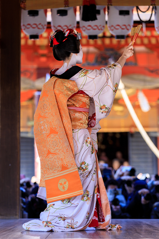 祇園さんの節分祭・舞踊奉納と豆まき（先斗町　もみ香さん、市沙登さん）_f0155048_0424283.jpg