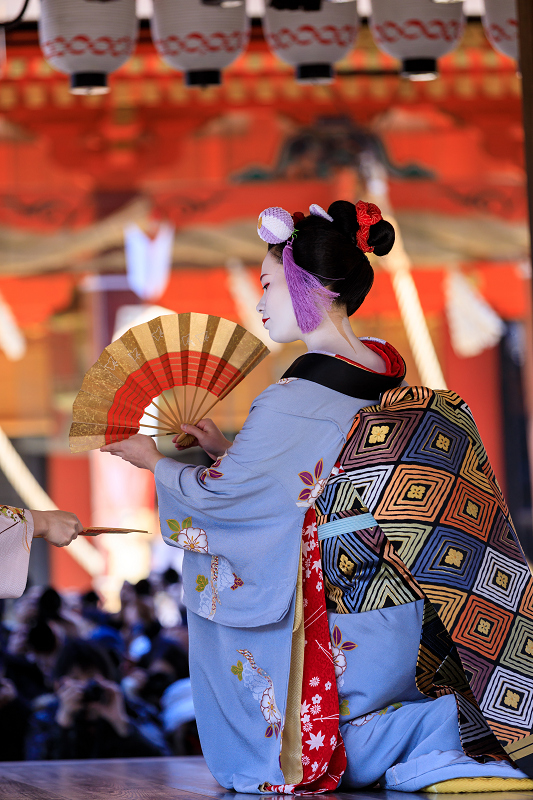 祇園さんの節分祭・舞踊奉納と豆まき（先斗町　もみ香さん、市沙登さん）_f0155048_0424939.jpg