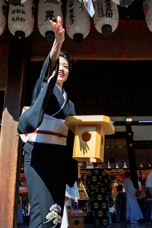 祇園さんの節分祭・舞踊奉納と豆まき（先斗町　もみ香さん、市沙登さん）_f0155048_043613.jpg