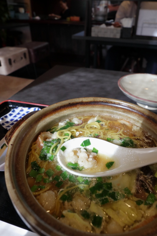 鍋焼きラーメンのがろ～で、にんにくホルモン味を食べる～～_a0077663_18183875.jpg