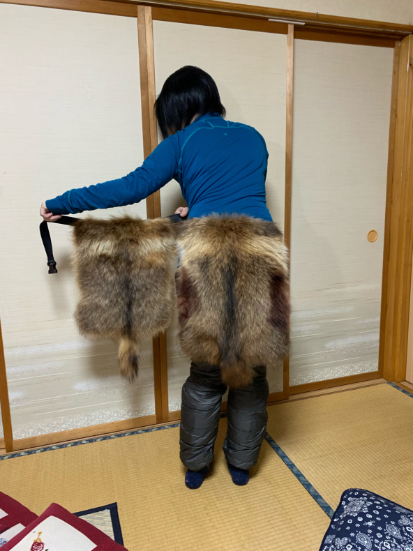 【裏地付】レッドフォックス 登山　赤狐毛皮敷物　尻あて　キャンプ　スキー　マタギ 裏地付】レッドフォックス 登山 赤狐毛皮敷物 尻あて キャンプ