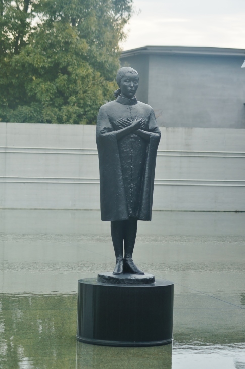 佐川美術館(3)彫刻家・佐藤忠良の野外彫刻 : たんぶーらんの戯言 佐川美術館(3)彫刻家・佐藤忠良の野外彫刻 : たんぶーらんの戯言