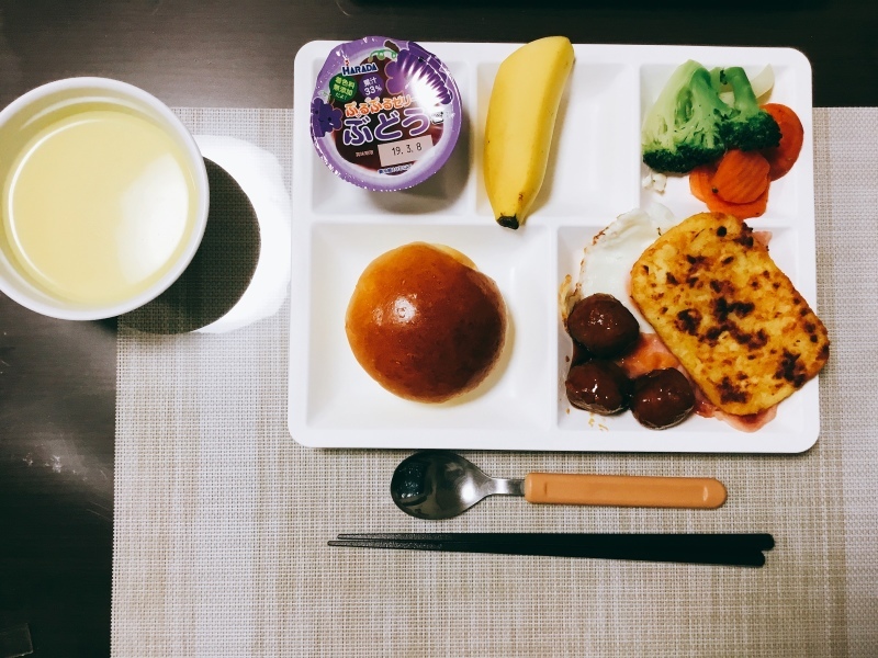 ひまわり荘 朝食 パン 肉団子 ベーコン ハッシュドポテト コーンスープ 目玉焼き ミックス野菜 バナナ ブドウゼリー 今日の献立