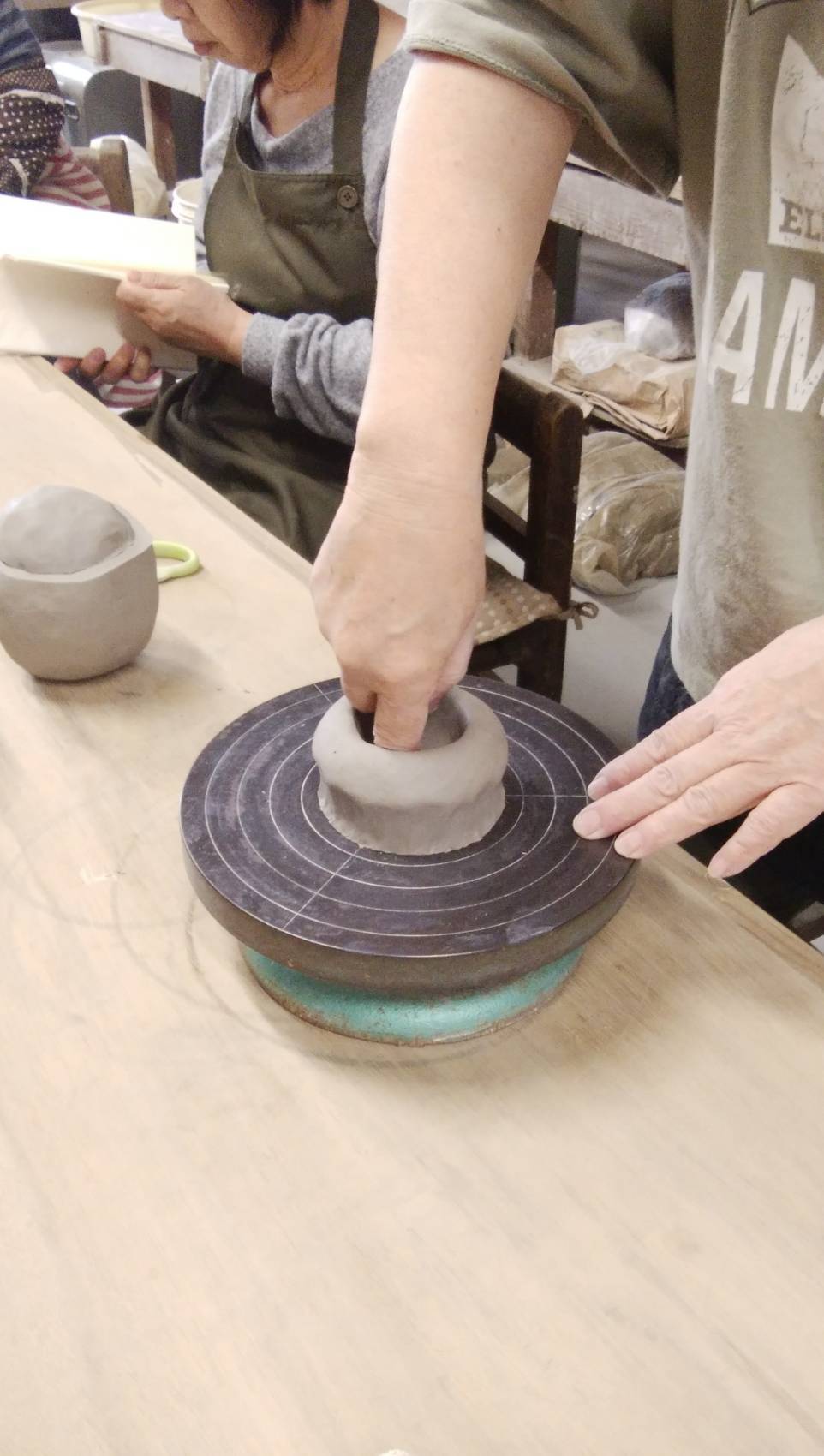 切り出してフタを作る―‐ふたもの実演　陶芸教室_c0337724_08591975.jpg