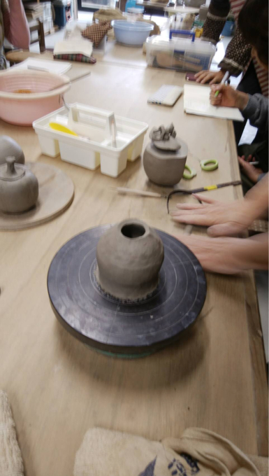 切り出してフタを作る―‐ふたもの実演　陶芸教室_c0337724_09473758.jpg