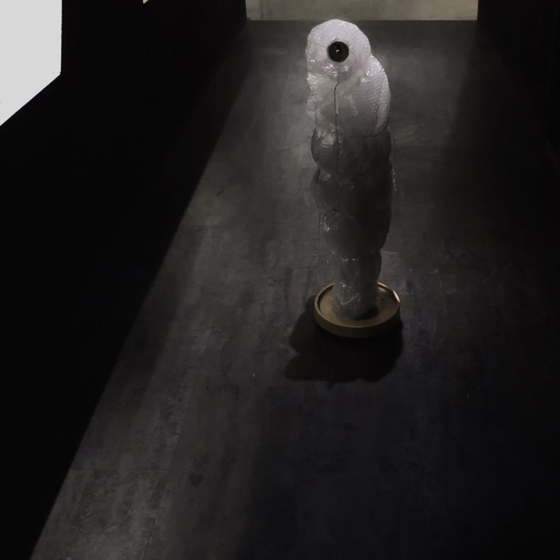 一万点のデジタル作品を収めたUSB彫像_c0060143_00392293.jpg