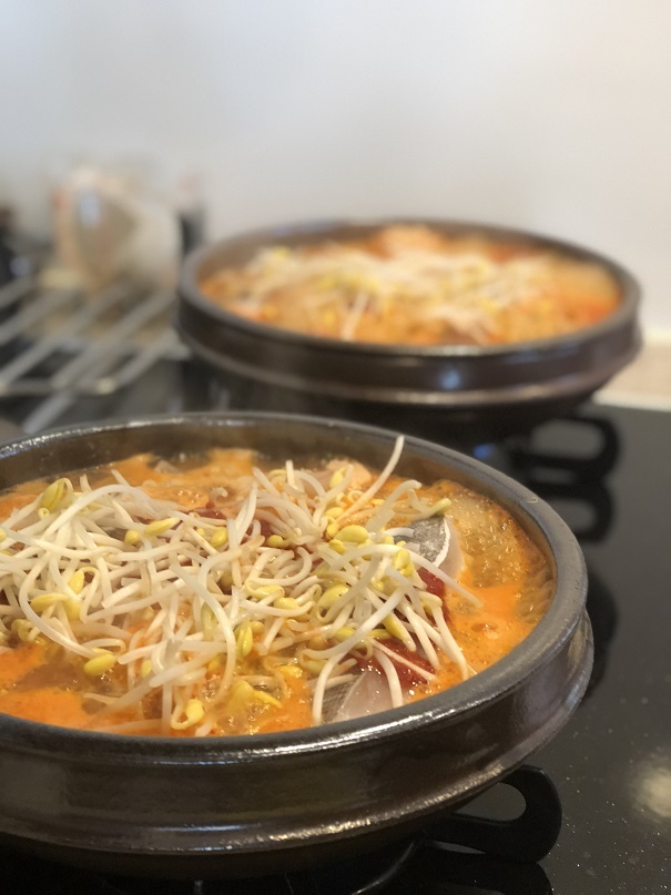豆もやしたっぷりグツグツ美味しい鍋が出来上がり_b0060363_23452006.jpeg