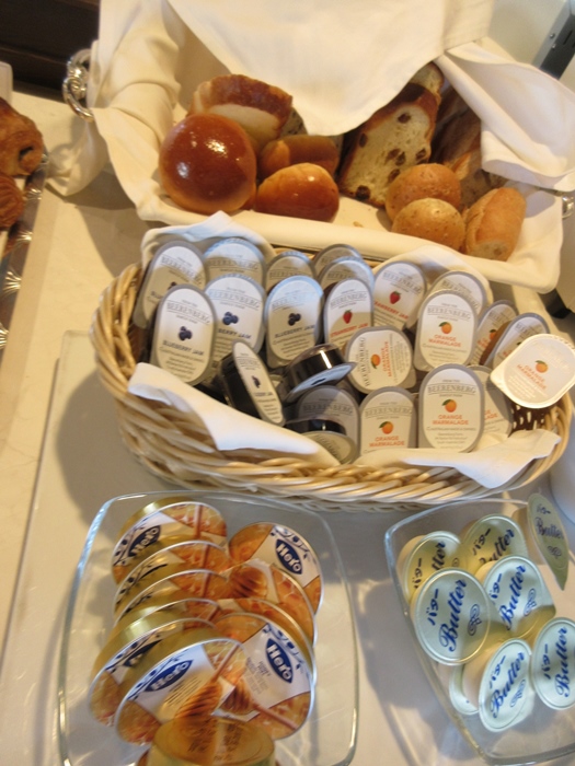 ラウンジの朝食【クラブインターコンチネンタル】_b0009849_022349.jpg