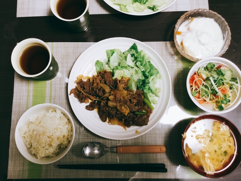 ひまわり荘 夕食 肉野菜炒め パスタサラダ ご飯 たまごスープ フルーツヨーグルト 今日の献立