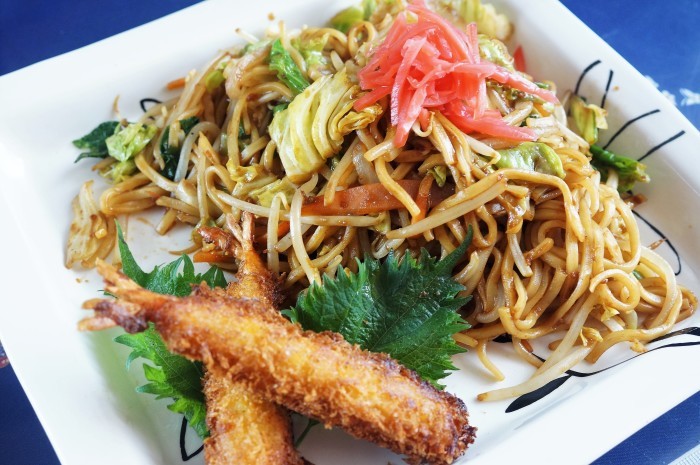 ■昼ご飯【太麺焼きそば&エビフライ】フライパン二つで簡単5分!!_b0033423_19521395.jpg
