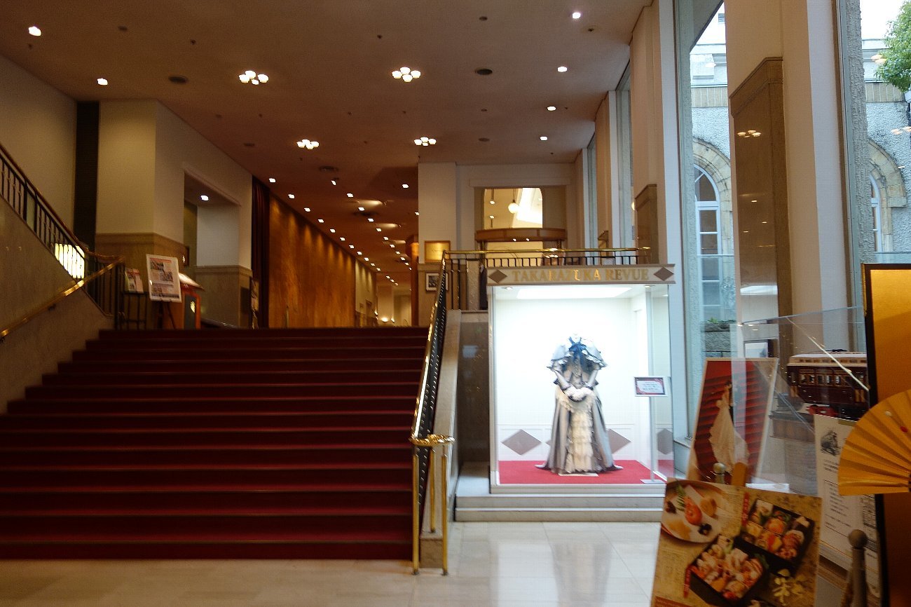 旧宝塚ホテル館内お椅子　レア物 旧宝塚ホテル館内お椅子 レア物 - メルカリ