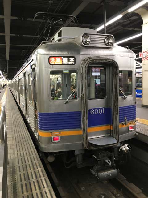 南海電鉄 難波駅にて 6000系 トップナンバー6001‼︎ が飛び込んでくれた (´∀｀)/ 特急 橋本行_f0212480_09230252.jpg