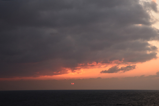 日が沈む_b0259218_05193297.jpg