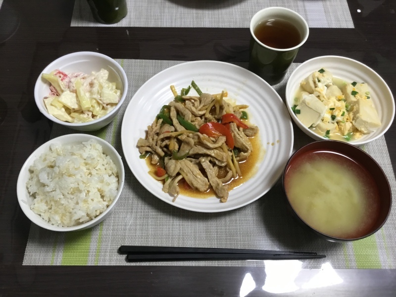 ひまわり荘 夕食 チンジャオロース 高野豆腐の卵とじ りんごサラダ みそ汁 今日の献立