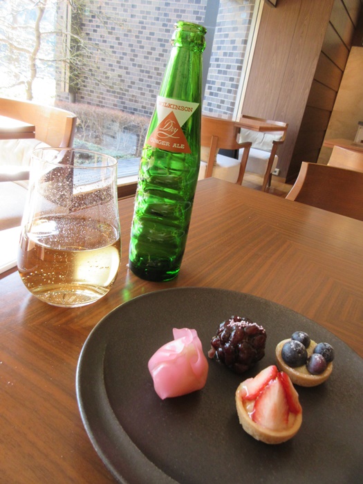 おやつタイムのラウンジ巡り【グランドプリンスホテル高輪】_b0009849_16523397.jpg