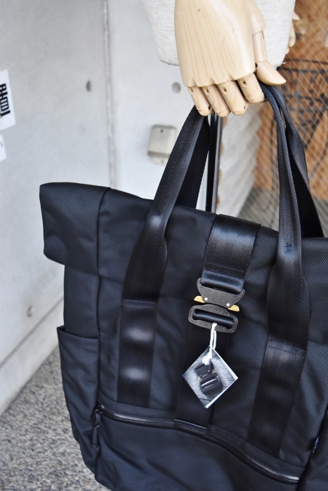 大人の黒・其の② DEFY BAGS Buckle Rolltop Backpack_d0152280_11394148.jpg