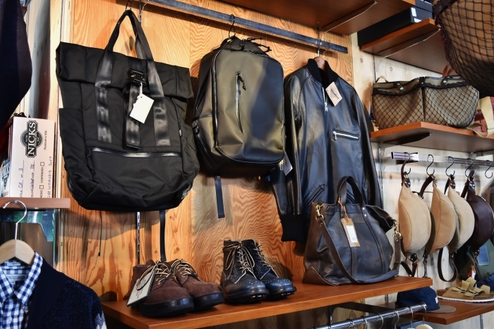 大人の黒・其の② DEFY BAGS Buckle Rolltop Backpack_d0152280_19595624.jpg