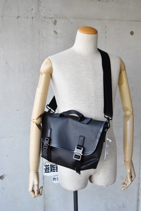 大人の黒・其の②　　　DEFY BAGS　　　 Buckle Rolltop Backpack_d0152280_20011135.jpg