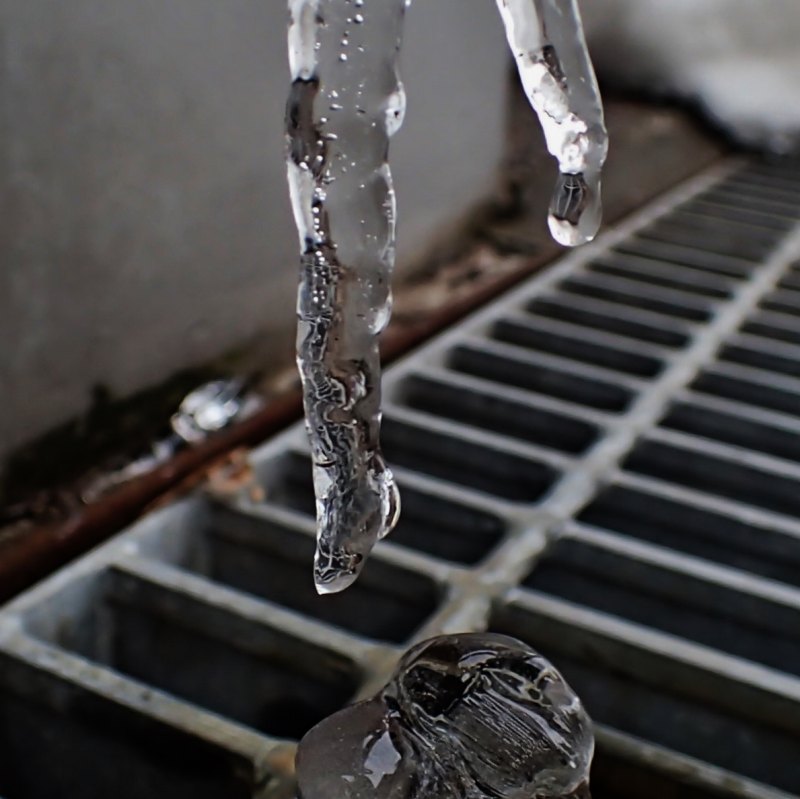 雨樋のツララ水滴　０２２８_c0183777_10102933.jpg