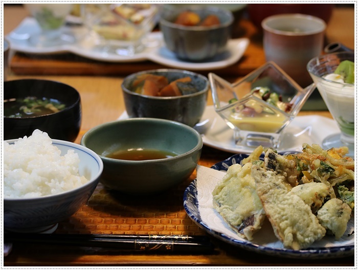 雨上がりの庭で花を撮ってみたり、チョッ君たちを撮ってみたり、ブログアップにはカメラが手放せませんよ～_b0175688_19330863.jpg