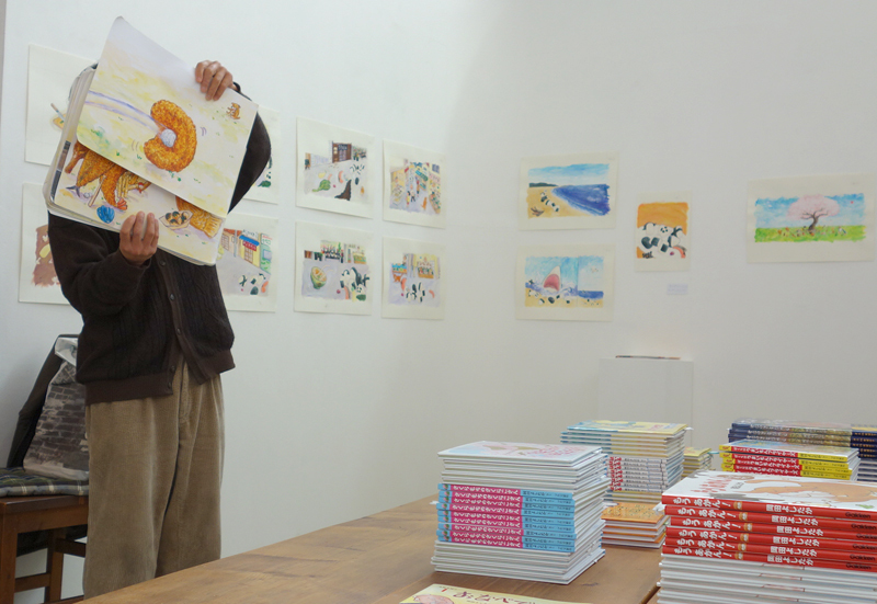 今週末3/3(日)まで!【岡田よしたか 絵本原画展〜ぼくはいったい誰やねん〜みてもろたらわかります〜】原画展を10倍楽しむ方法_a0017350_03534273.jpg