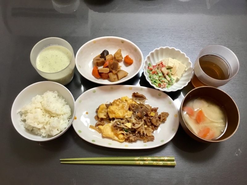 しらゆり荘 夕食 プルコギ  煮物 冷奴 ご飯 具沢山味噌汁 スムージー_c0357519_17402954.jpeg