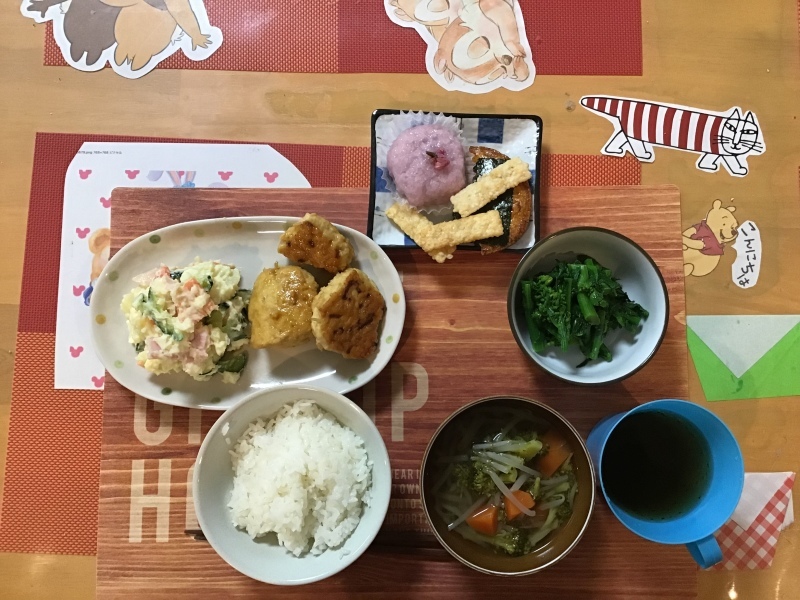 あじさい荘夕食 もやし入りとりつくね 菜の花辛子和え ポテトサラダ コンソメスープ 今日の献立