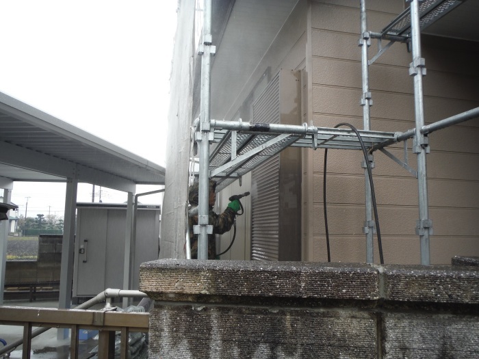 外壁補修も兼ねて塗り直し ~ 水洗、養生、補修、塗り替え_d0165368_05521668.jpg