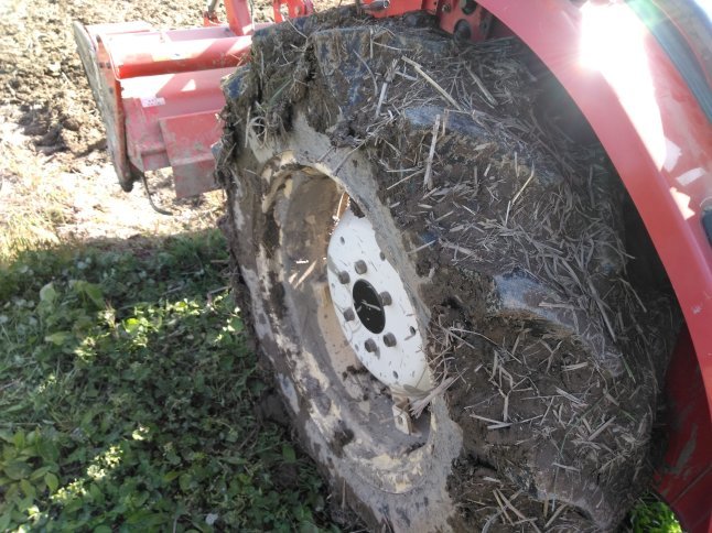 トラクターのタイヤに付いた土は田んぼで落としていますか 岡山の
