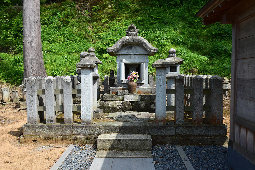 一乗谷朝倉氏遺跡を歩く。 その5 「朝倉義景・朝倉孝景墓所」_e0158128_20155201.jpg