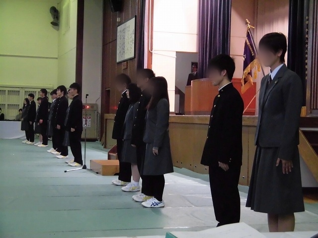 卒業式を翌日に控えた中で、富士高の同窓会・富友会への高校3年生の入会式_f0141310_06225679.jpg