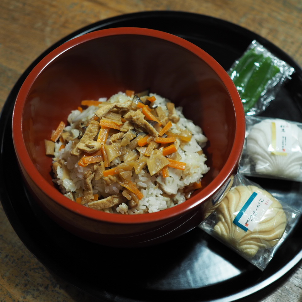 ちらし寿司と店内_b0206421_16113350.jpg