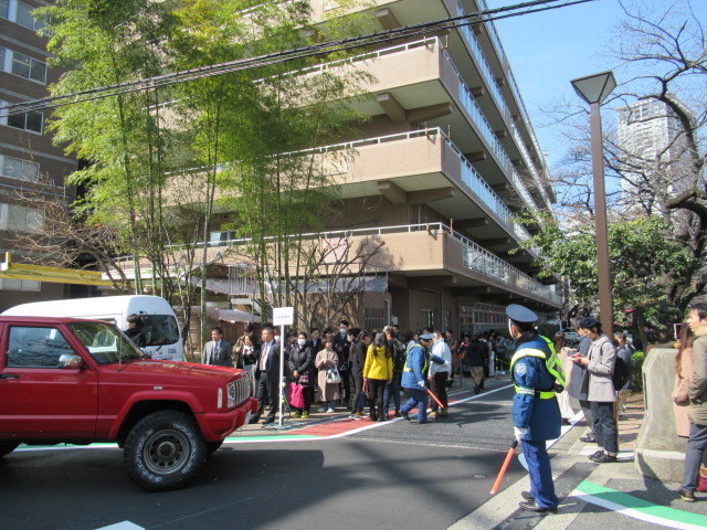 ハチ公バスに乗って ＊ 西郷山公園の桜 ～ 話題のスタバの高級カフェへ♪_f0236260_01183118.jpg