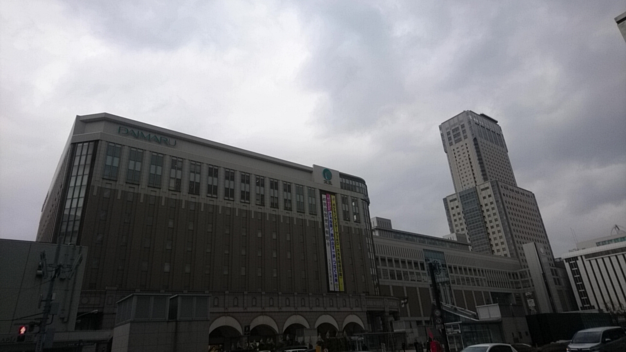 雨が心配の札幌駅前_b0106766_12491654.jpg