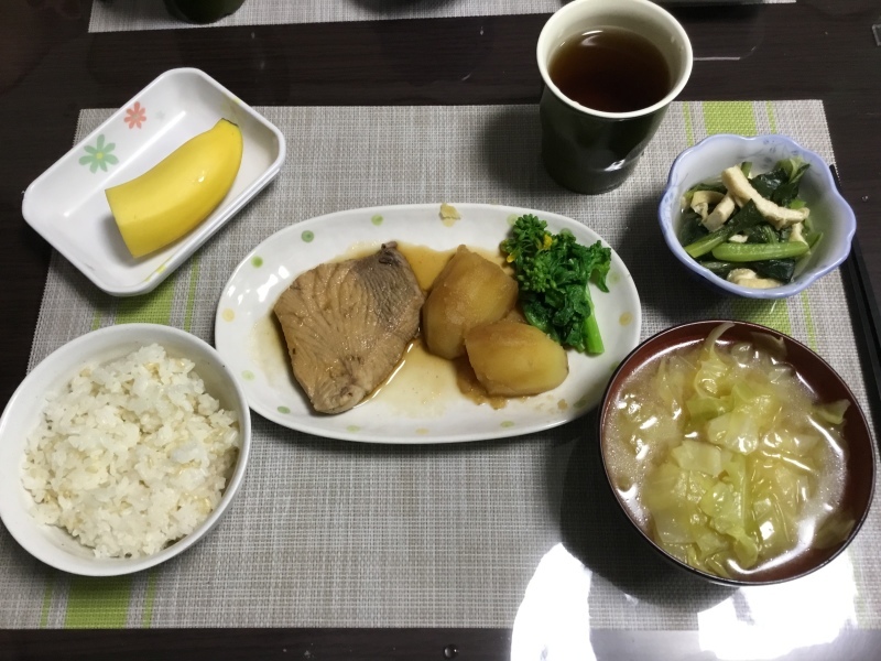 ひまわり荘 夕食 鮫の煮魚 小松菜と油揚げの煮浸し 春キャベツのみそ汁 バナナ 今日の献立