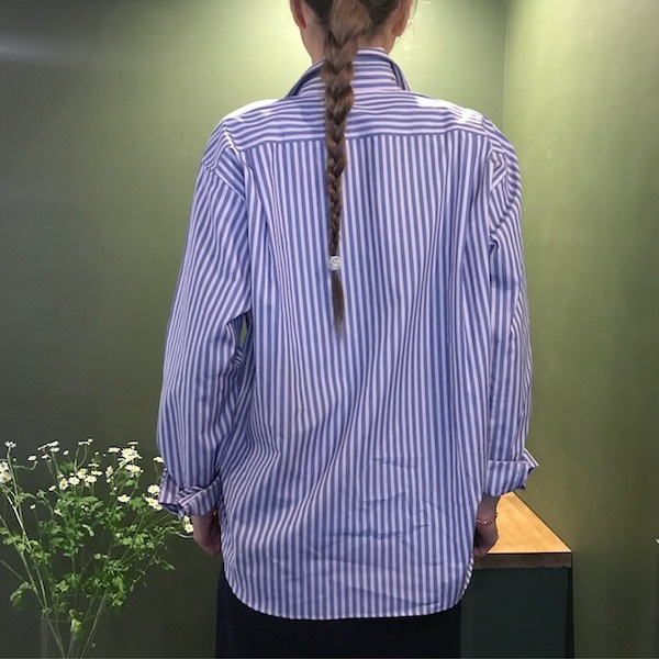 ネイビーのスカート　と　ほんのりピンクのストライプシャツ_d0364239_21023494.jpg