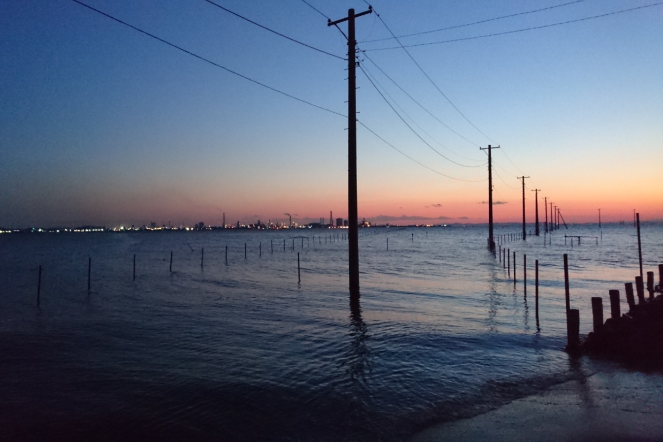 満潮の海中電柱と夕焼け 江川海岸 こころ絵日記 Vol 1
