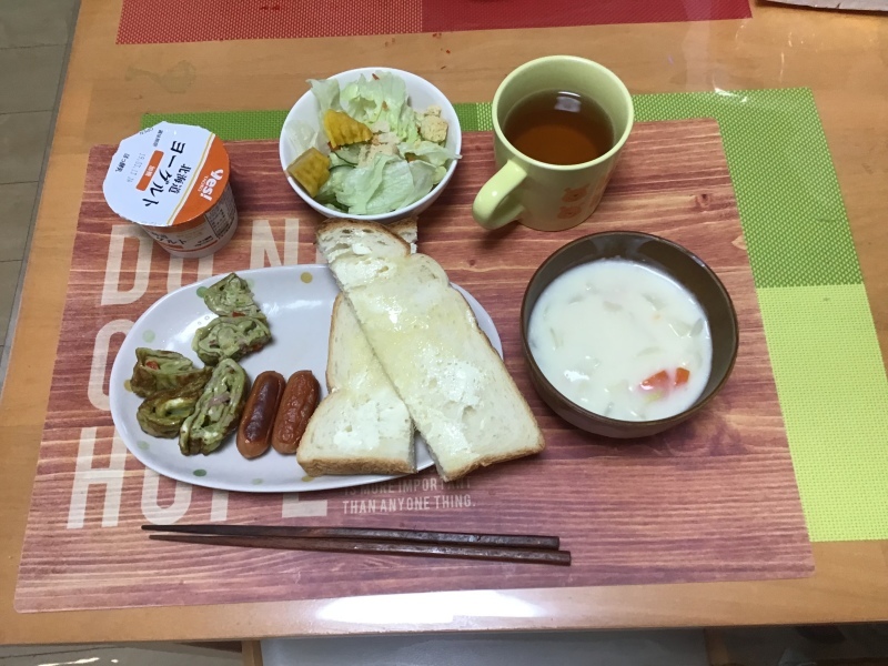 あじさい荘 朝食 パン 卵焼き サラダ ヨーグルト クリームシチュー _c0357519_08341255.jpeg