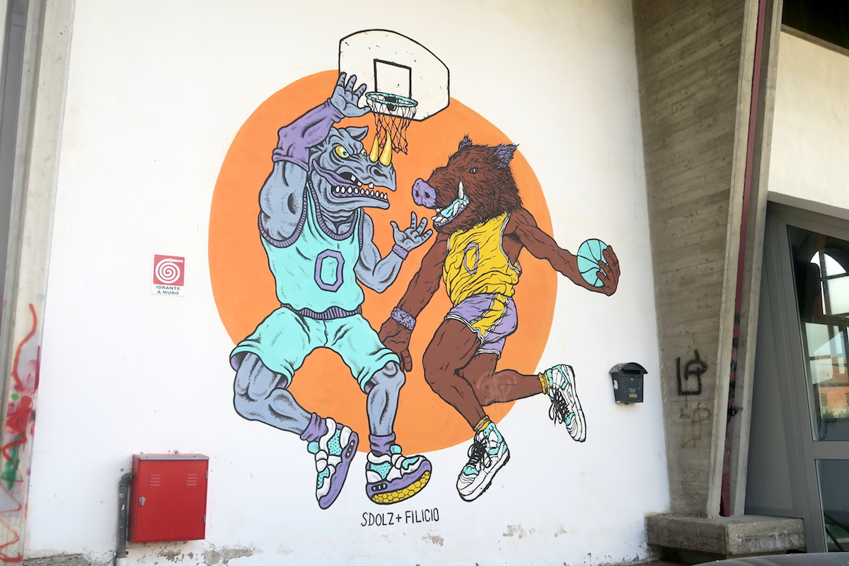 イノシシのスポーツ壁画が海辺の村に、ペダーソ_f0234936_793994.jpg