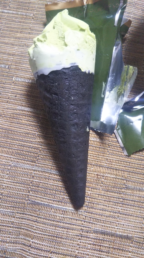 シャトレーゼ 京都宇治抹茶ソフト_f0076001_22432139.jpg
