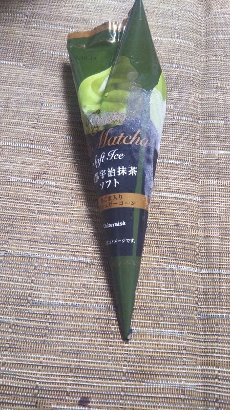 シャトレーゼ 京都宇治抹茶ソフト_f0076001_2243454.jpg