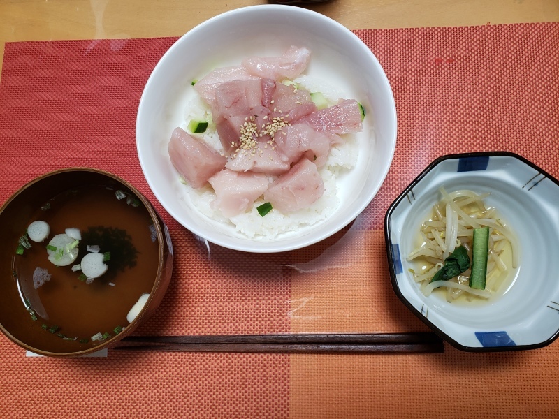 あじさい荘夕食　鮪丼　もやしと小松菜煮浸し　お吸い物_c0357519_18312158.jpg