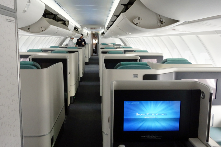 大韓航空 KE704便 成田ー仁川 ビジネスクラスの機内食と機材 B747-8i 2018年12月 大田・ソウルの旅(1)_f0117059_16435749.jpg