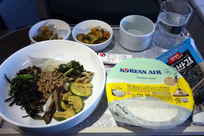 大韓航空 KE704便 成田ー仁川 ビジネスクラスの機内食と機材 B747-8i 2018年12月 大田・ソウルの旅(1)_f0117059_17055888.jpg