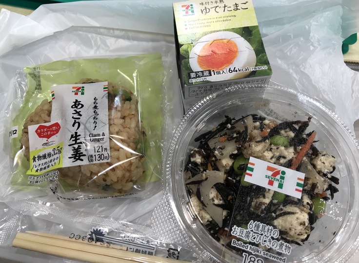 研修中のコンビニ飯 あさり生姜おにぎり セブン よく飲むオバチャン 本日のメニュー 研修中のコンビニ飯 あさり生姜おにぎり セブン よく飲むオバチャン 本日のメニュー