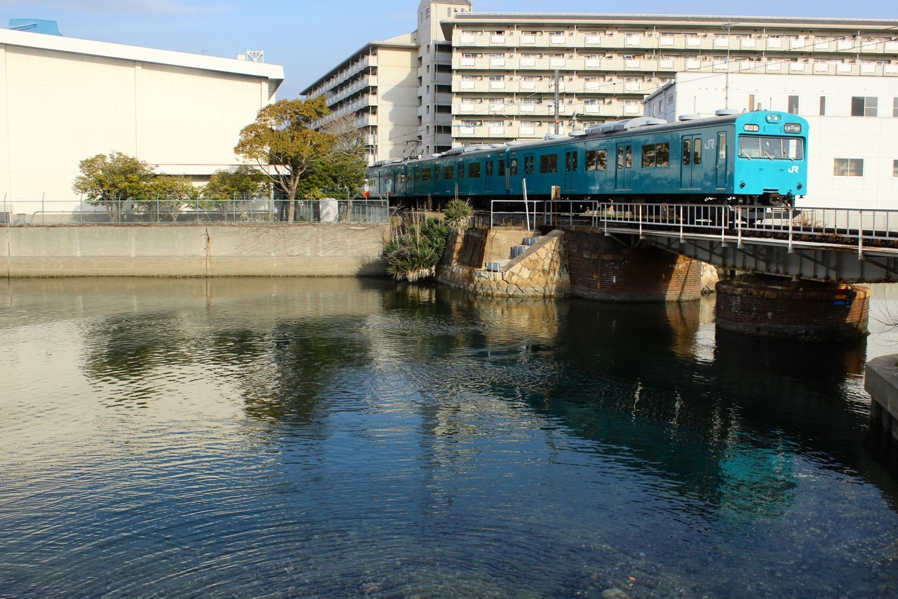 平日朝の和田岬線を撮影_f0355843_12494719.jpg