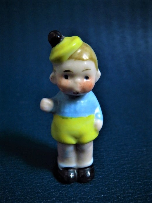 男の子の置物 友くんのパリ蚤の市散歩