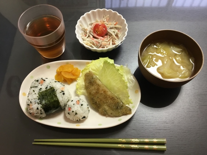 しらゆり荘 朝食： 舌平目のムニエル、ごぼうサラダ、漬物、味噌汁、おにぎり&#127833;_c0357519_07063060.jpeg